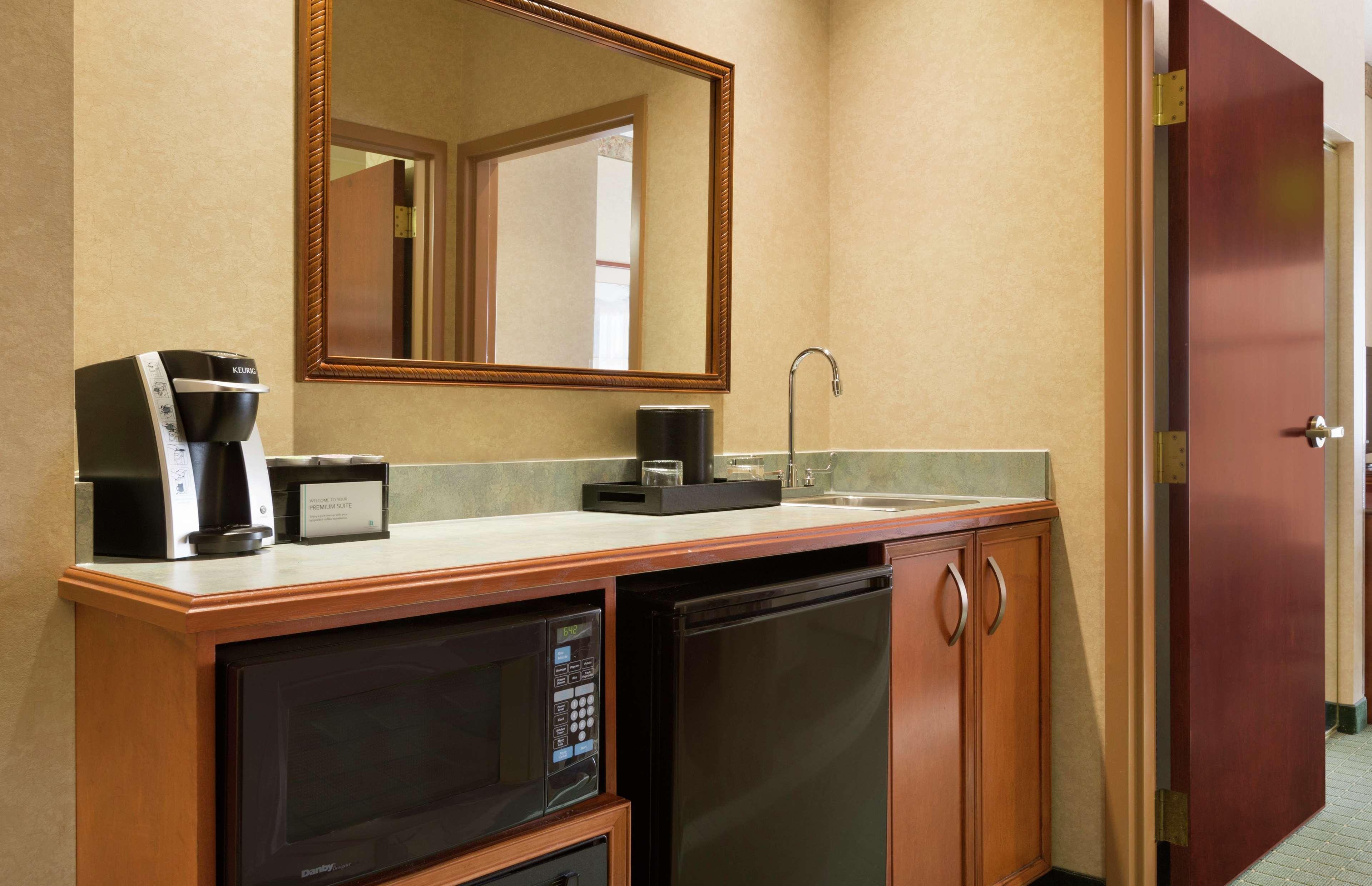 Hotel Embassy By Hilton Airport 4*