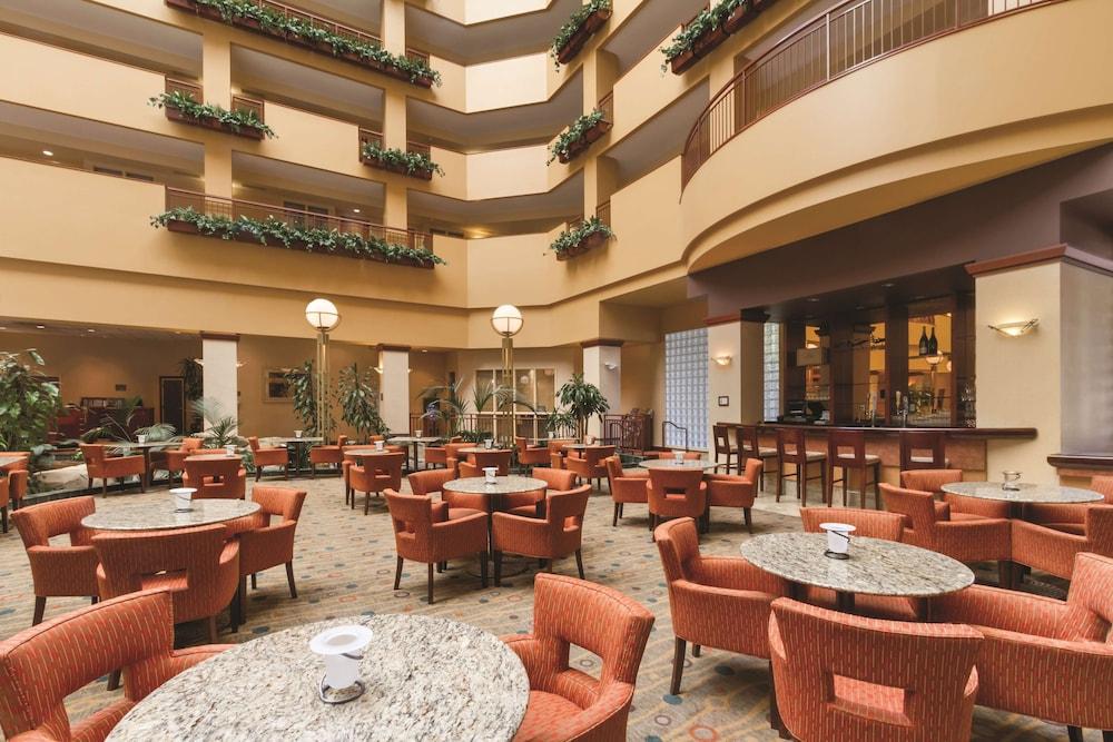 Hotel Embassy By Hilton Airport