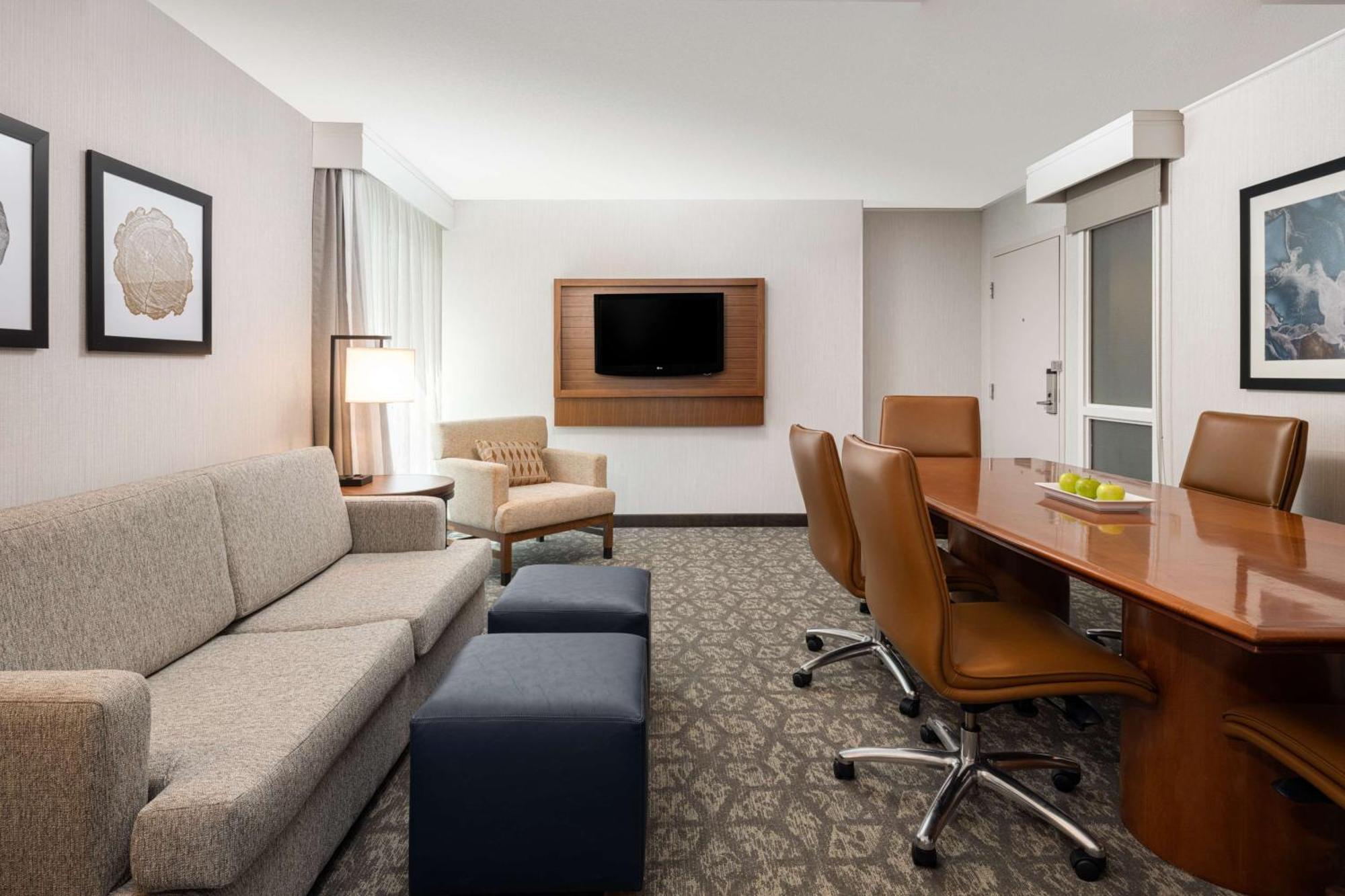 Embassy By Hilton Airport 4*