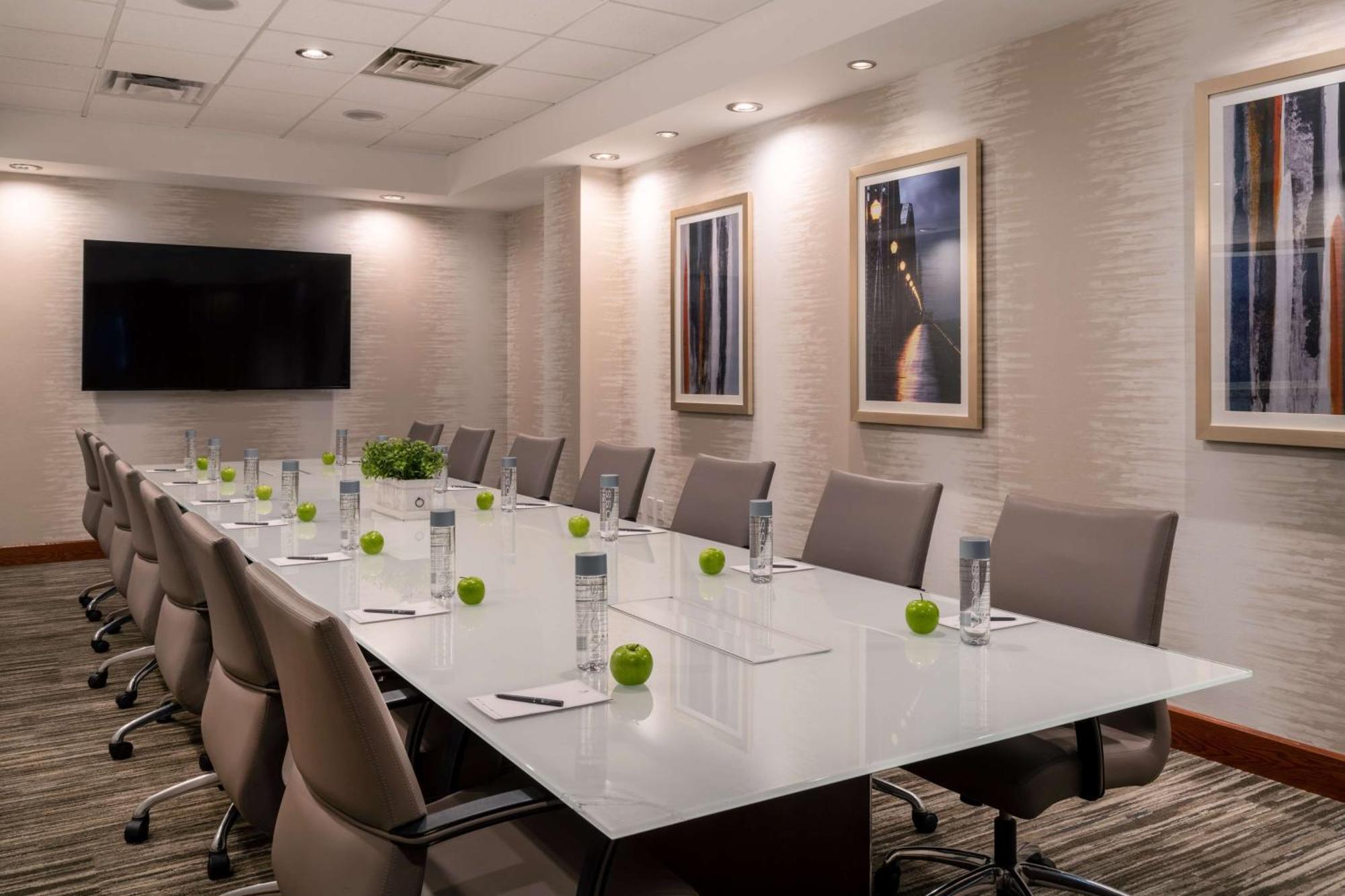 Hotel Embassy By Hilton Airport 4*