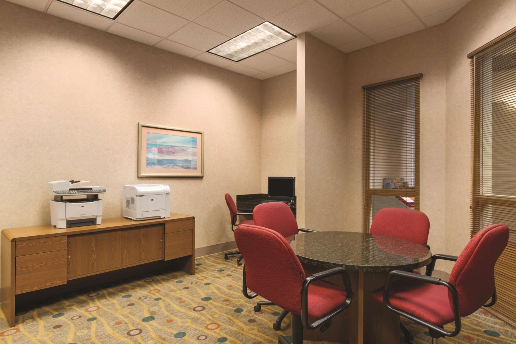 Embassy By Hilton Airport Hotel 4*