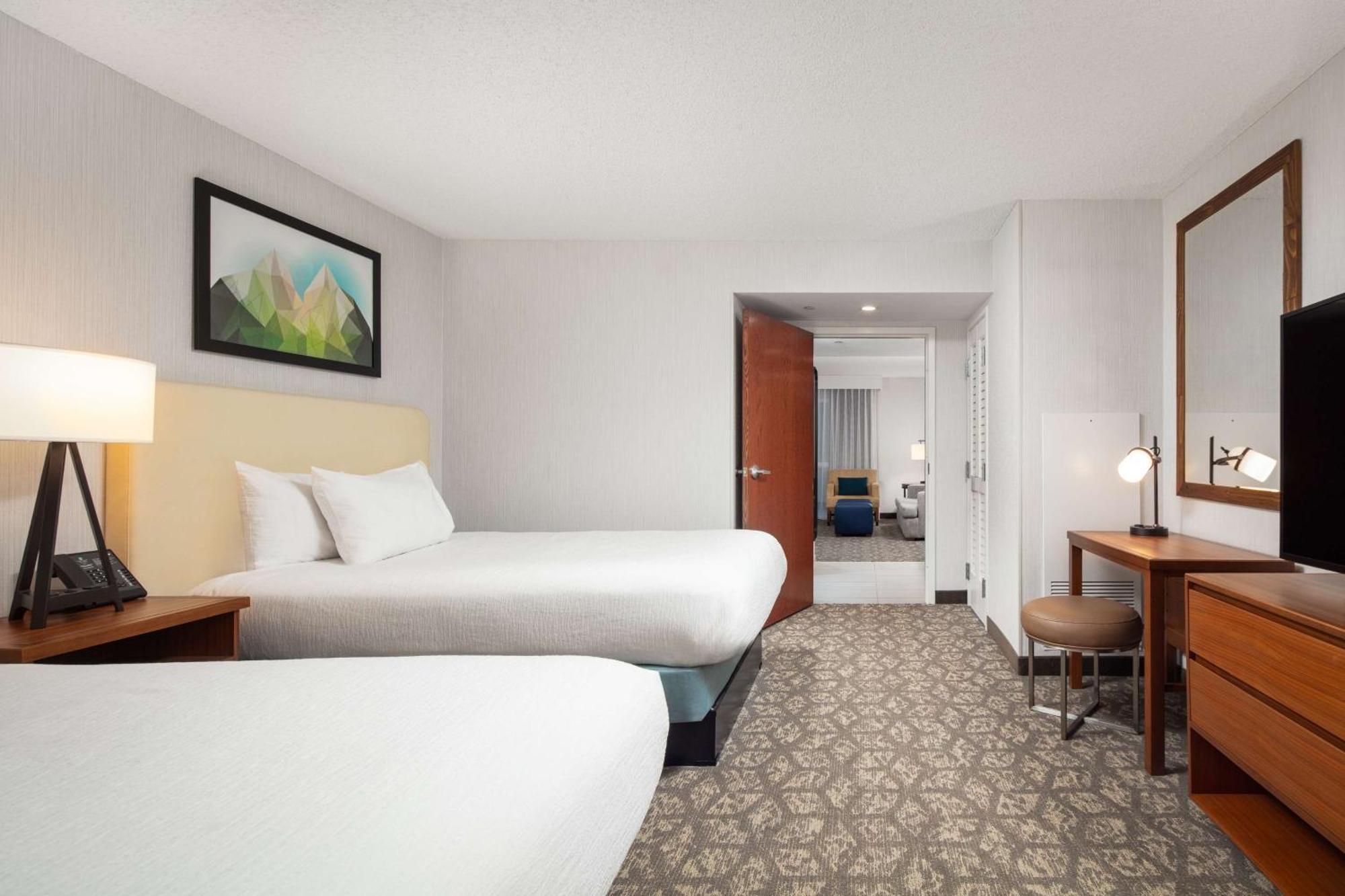 Hotel Embassy By Hilton Airport