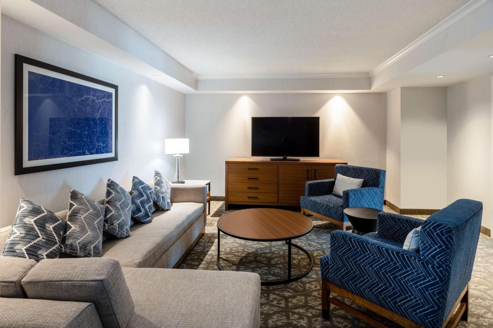 Hotel Embassy By Hilton Airport