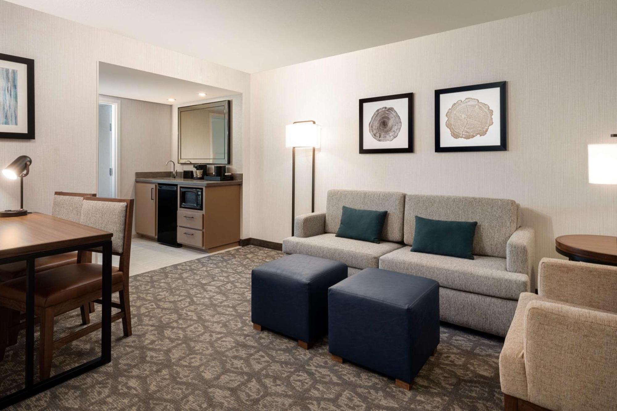 Hotel Embassy By Hilton Airport