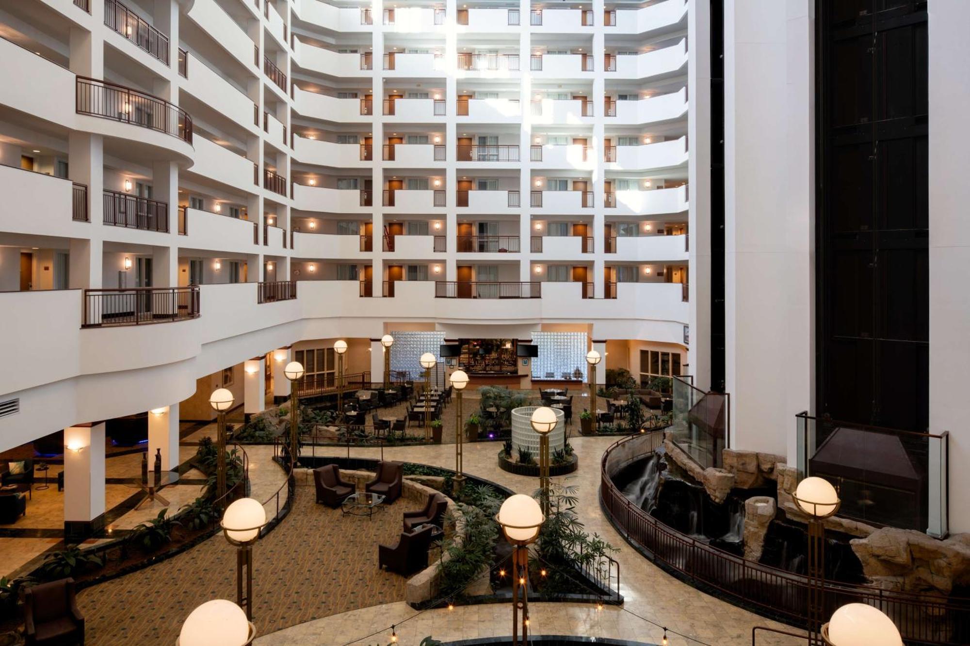Hotel Embassy By Hilton Airport